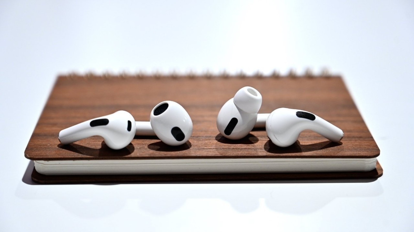 AirPods Pro Cameras to Detect People and Warn With Light
