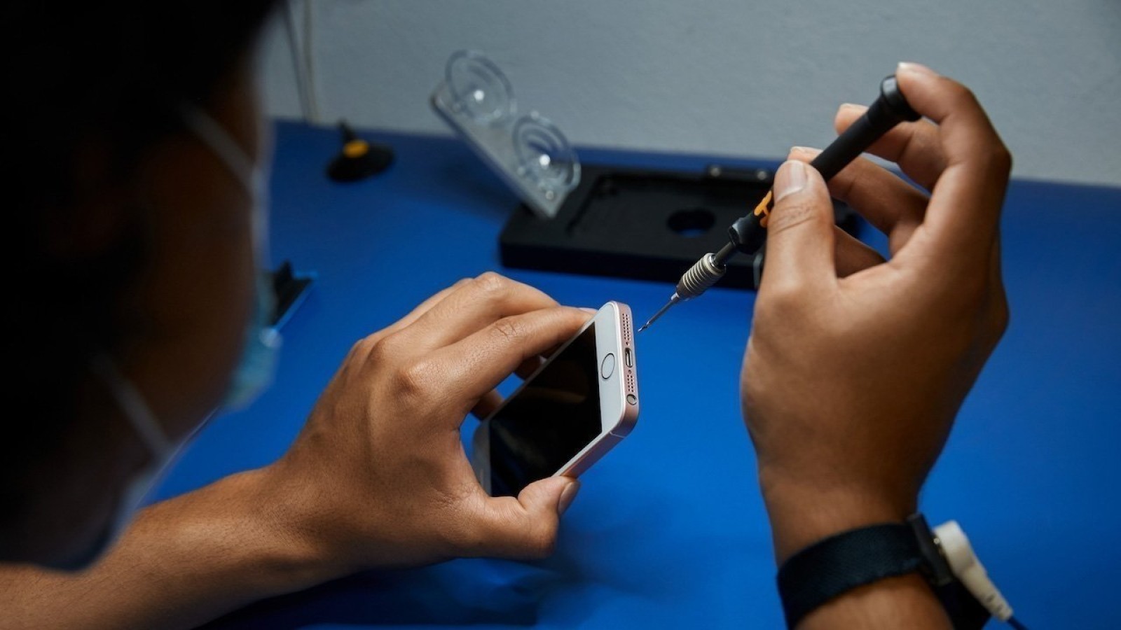 Apple Faces Revived Lawsuit Over iPhone Repair Policies - Apple iPhone repair lawsuit