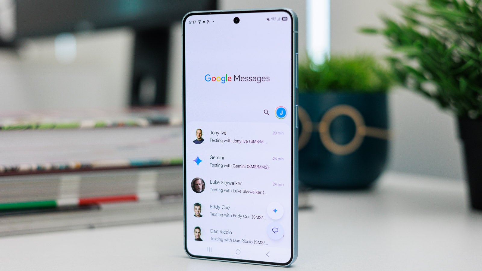 Google Messages Adds Custom Chat Themes and Backgrounds