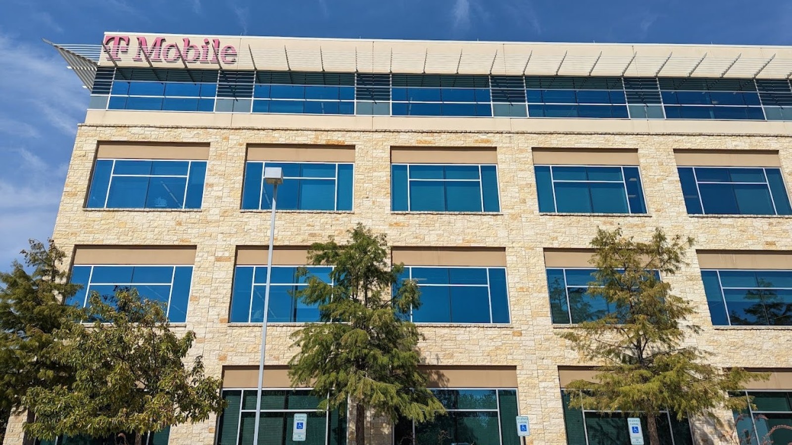 T-Mobile Loses Ground to AT&T, Verizon and SpaceX - T-Mobile competitive pressure