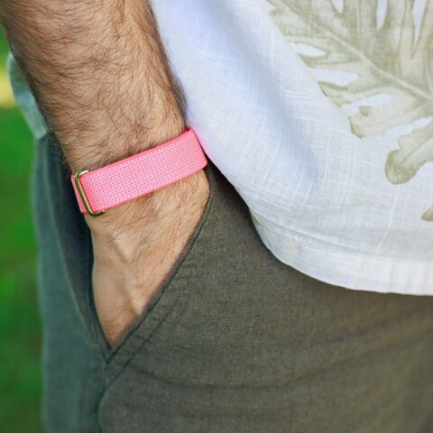 Apple Prototypes Screenless Whoop-style Band for iPhone