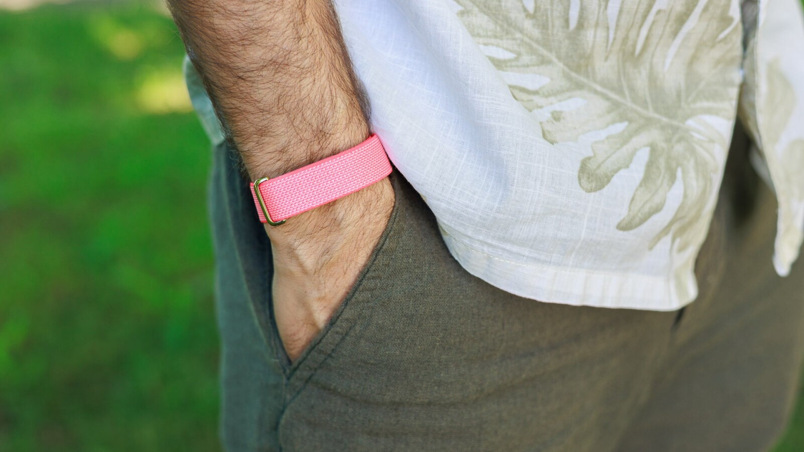 Apple Prototypes Screenless Whoop-style Band for iPhone