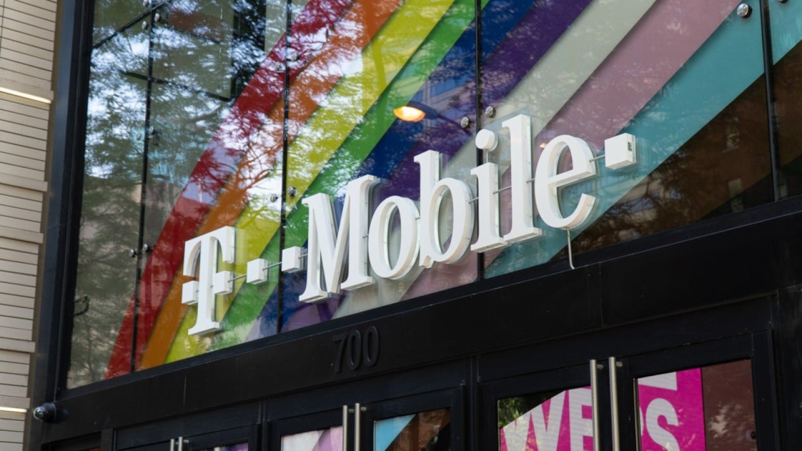 T-Mobile Dividend Rise Masks a Warning Sign for Investors